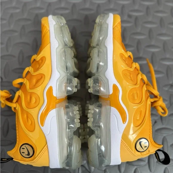 Nike Women’s Vibrant Yellow Air Vapormax Pro Shoes - Picture 3 of 10